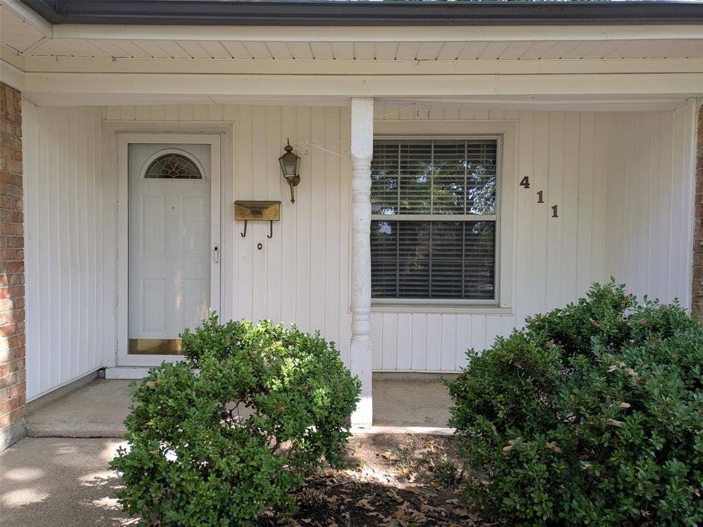 411 Baylor Drive, Arlington, TX 76010 Welcome Home!