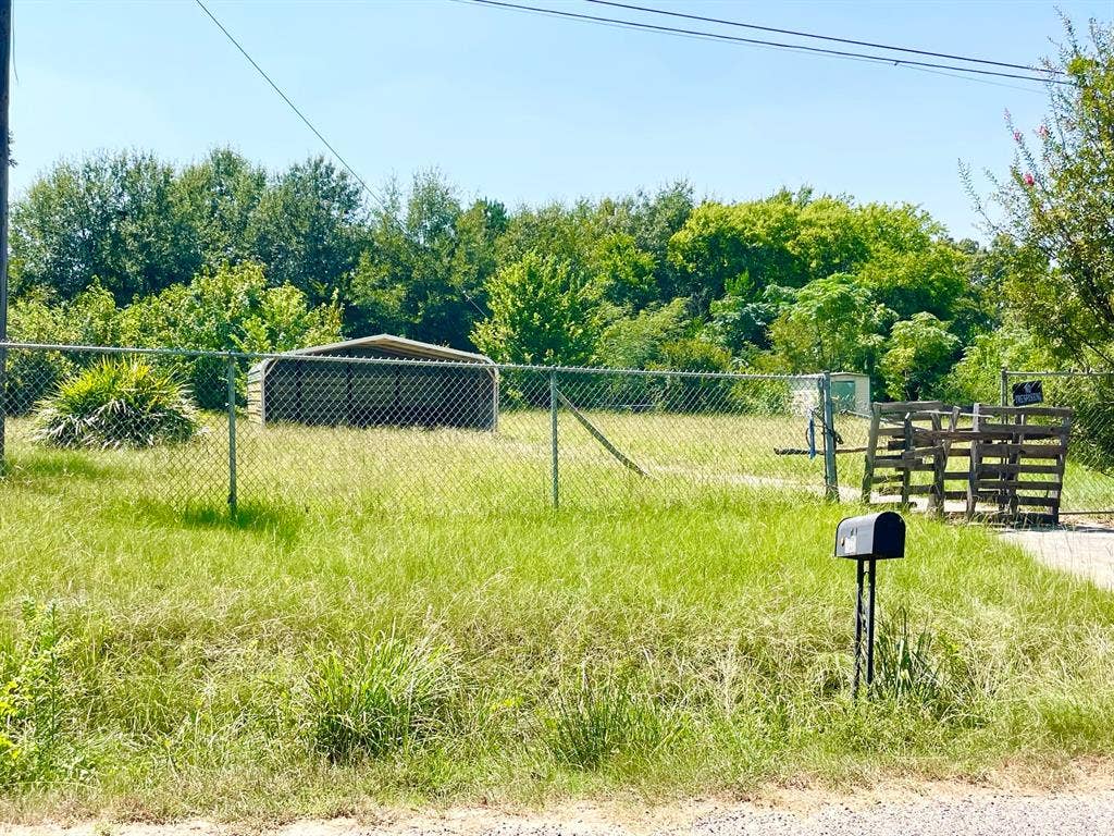 1129 N Hamlett Street, Athens, TX 75751 1131 N Hamlett St