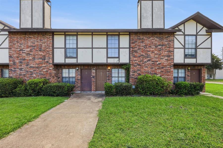 Property photo for 2713 Wimbledon Court, Garland, TX
