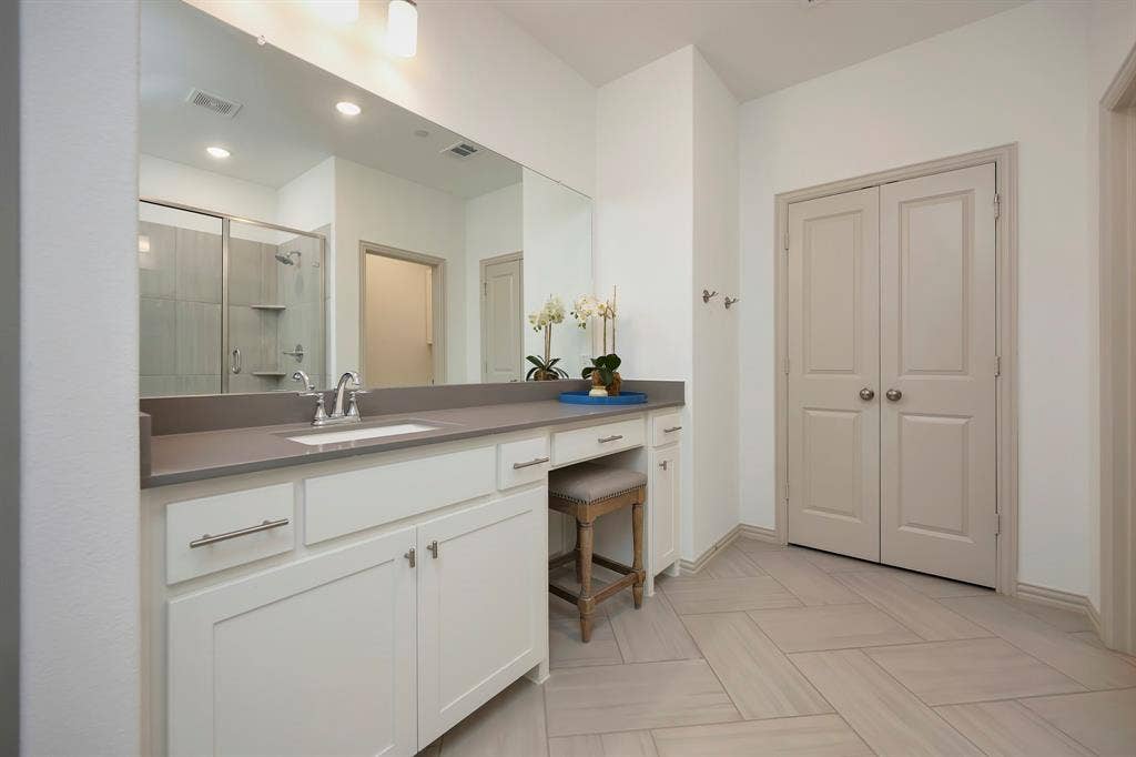 Large bathroom with vanity area