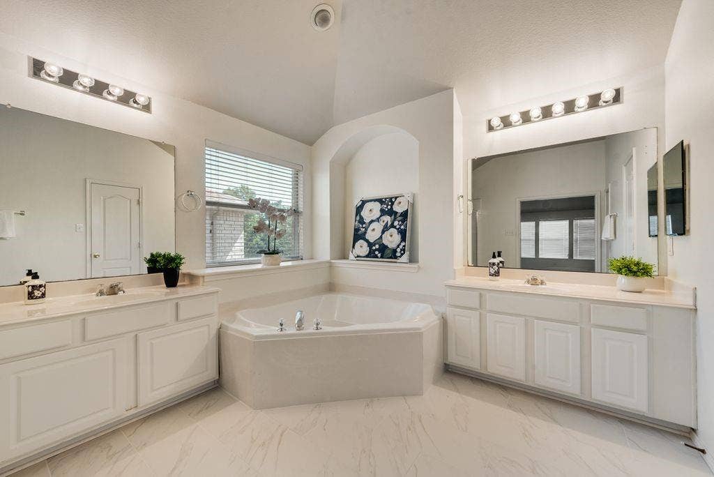 306 Salsbury Drive, Euless, TX 76040 306 Salsbury Drive, Euless, TX 76040