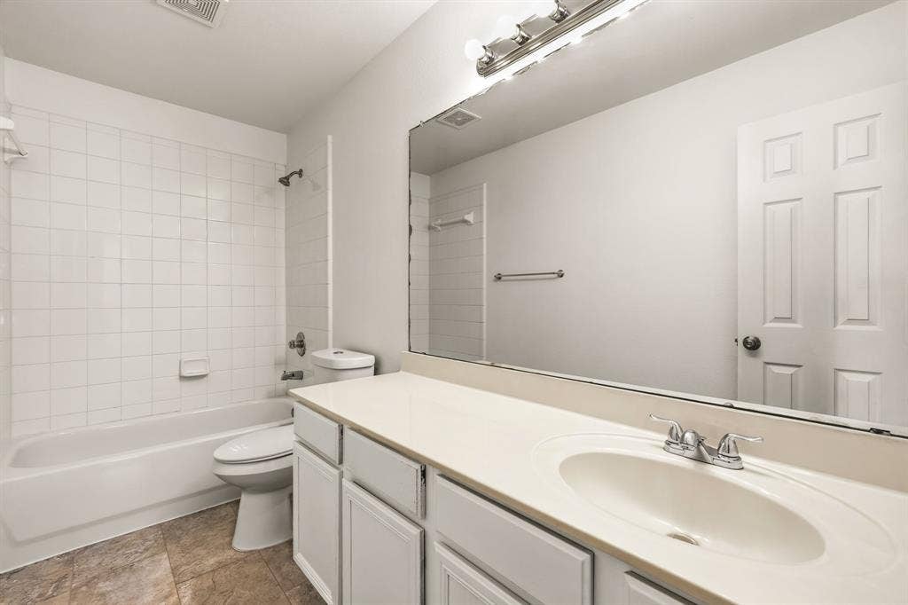 1138 Hampshire Lane, Cedar Hill, TX 75104 Bath 2