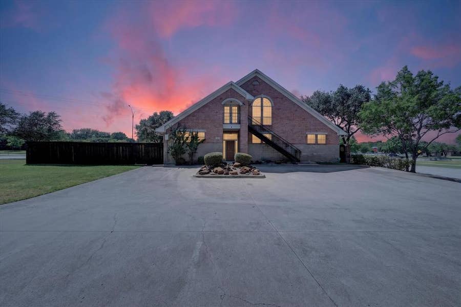 Property photo for 5500 Woodland Park Boulevard, Arlington, TX