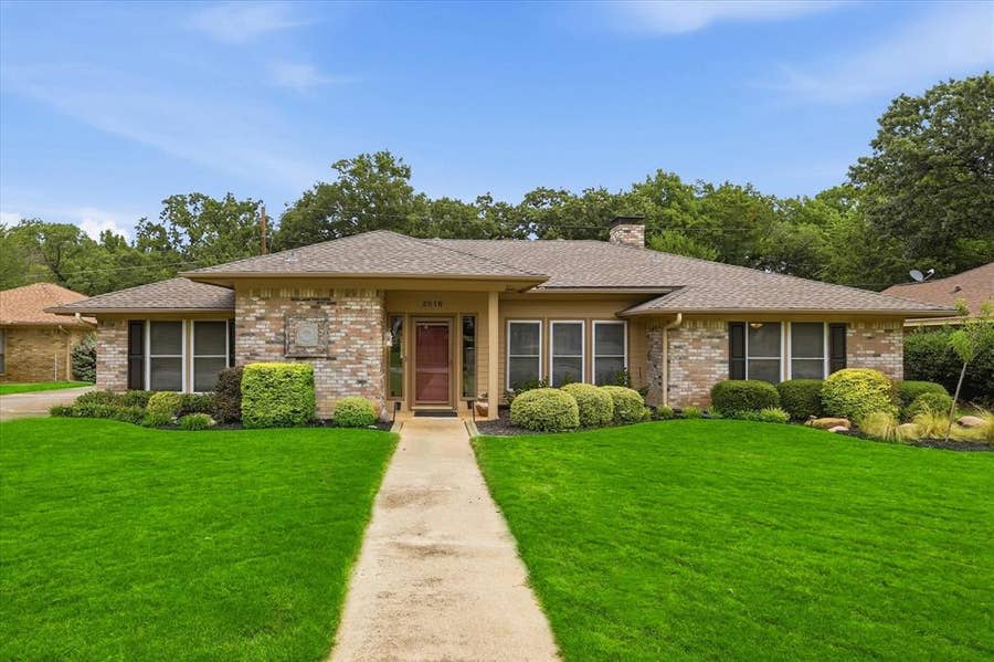 Property photo for 2816 N Creekwood Drive, Grapevine, TX