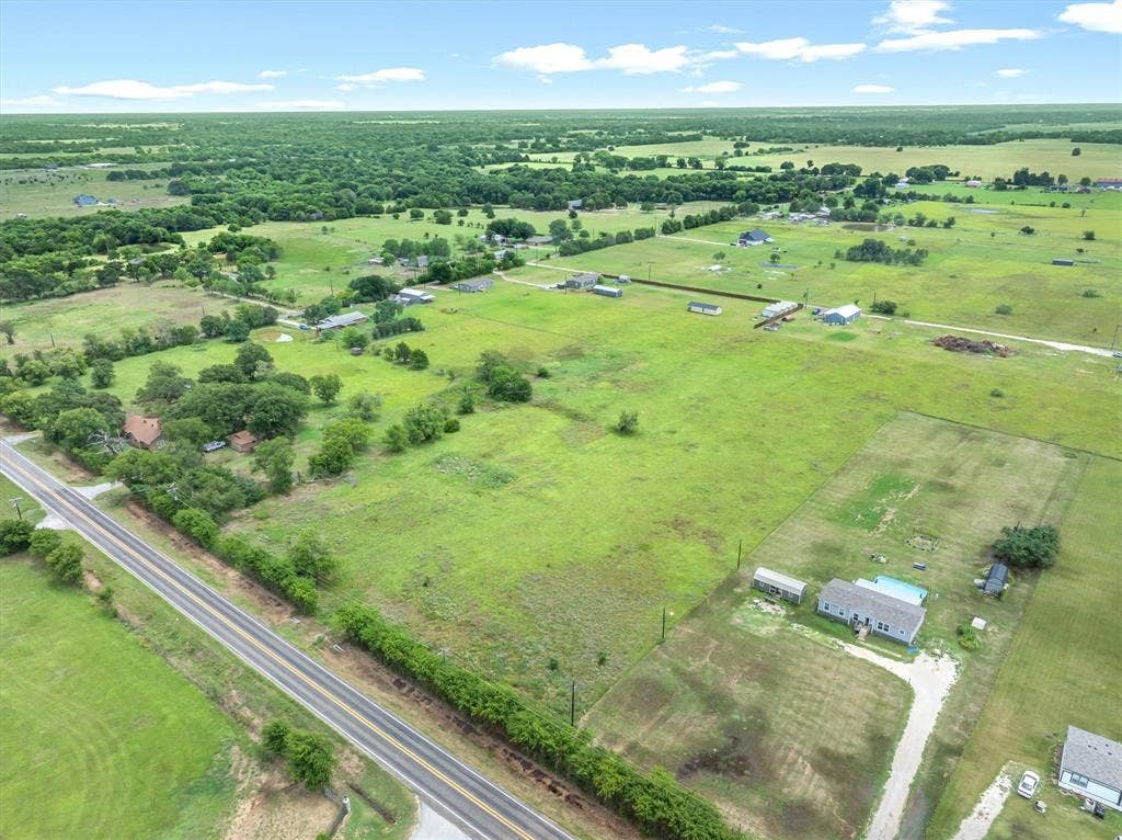 Lot 3R W. Cedar PKWY, Kemp, TX 75143 Expansive rural landscape featuring a single-story residence, a private swimming pool, and a gravel driveway
