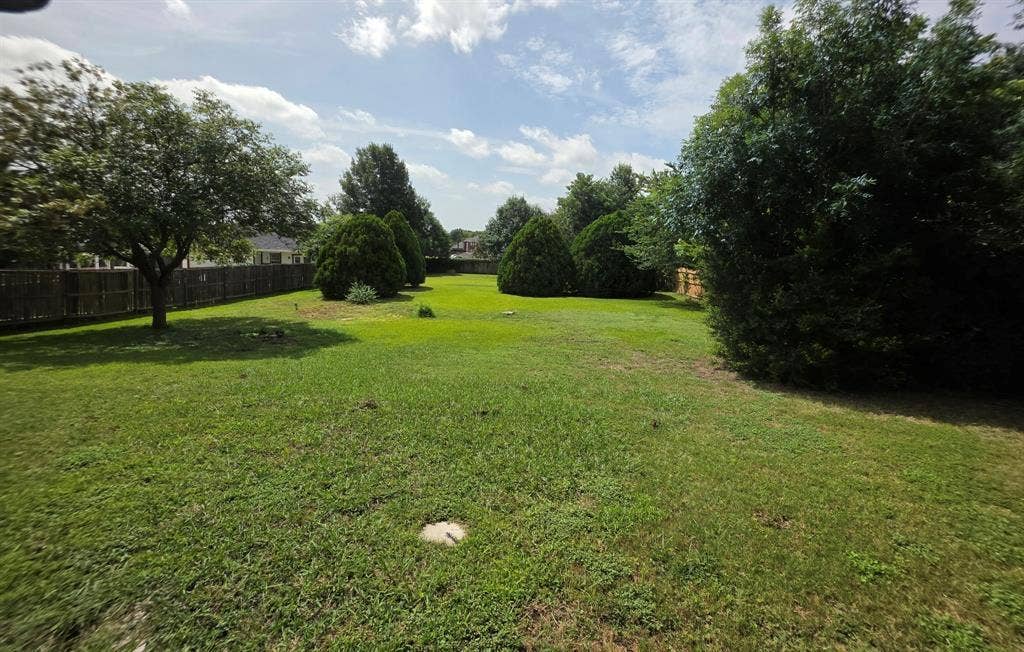 1706 Fairhaven Drive, Mansfield, TX 76063 Expansive green lawn providing ample open space