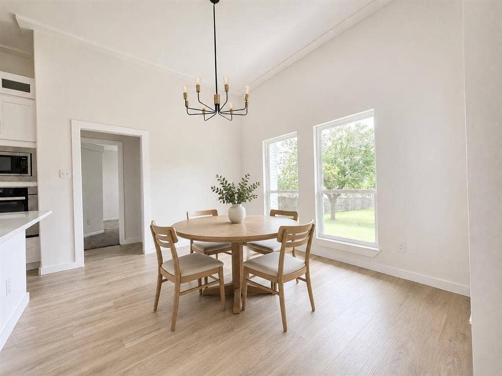 1706 Fairhaven Drive, Mansfield, TX 76063 Spacious dining area featuring a vaulted ceiling and a contemporary chandelier
