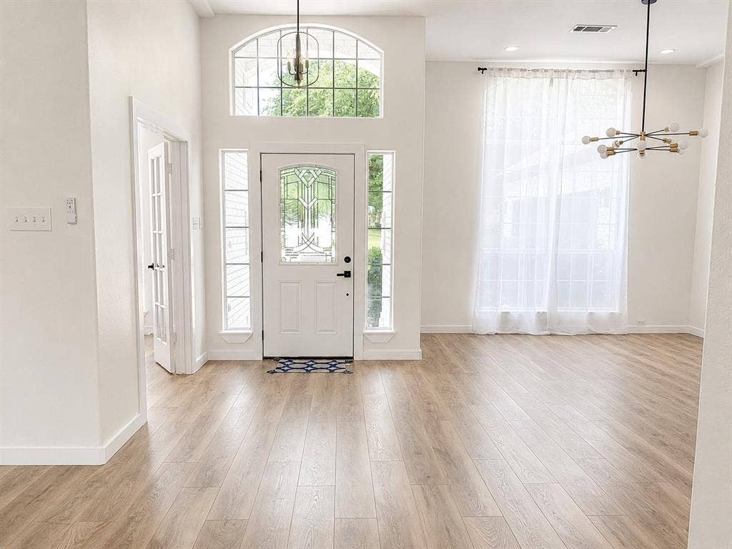 1706 Fairhaven Drive, Mansfield, TX 76063 Entryway featuring wood-finish flooring, a decorative glass front door, and a transom window