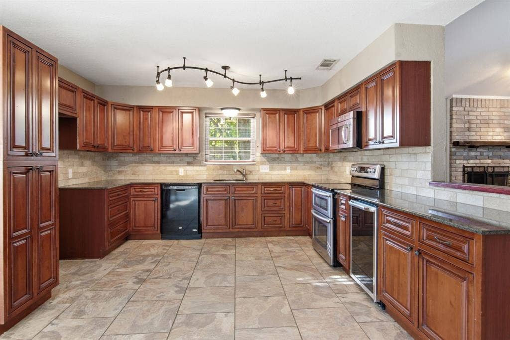 2502 Cranberry Lane, Euless, TX 76039 2502 Cranberry Lane, Euless, TX 76039