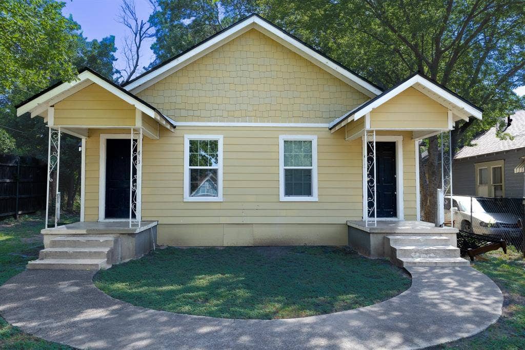 613 N 23rd Street, #15, Waco, TX 76707 Duplex exterior featuring light yellow siding and a shingle-style gable accent