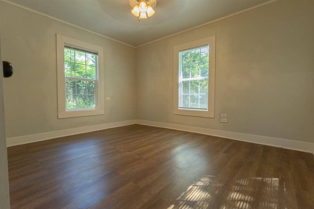 613 N 23rd Street, #15, Waco, TX 76707 Spacious room featuring wood-finish flooring, light-toned walls, and white trim