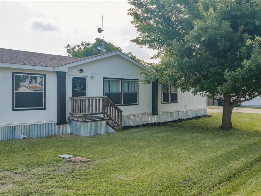 Property photo for 106 Hemphill Street, Avalon, TX