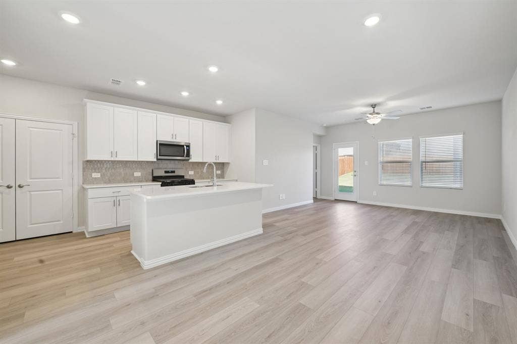 126 Winchester Hill Lane, Princeton, TX 75071 Photo is not of the actual home, but is an inspirational photo of builder’s model home and may depict options, furnishings, and/or decorator features that are not included.