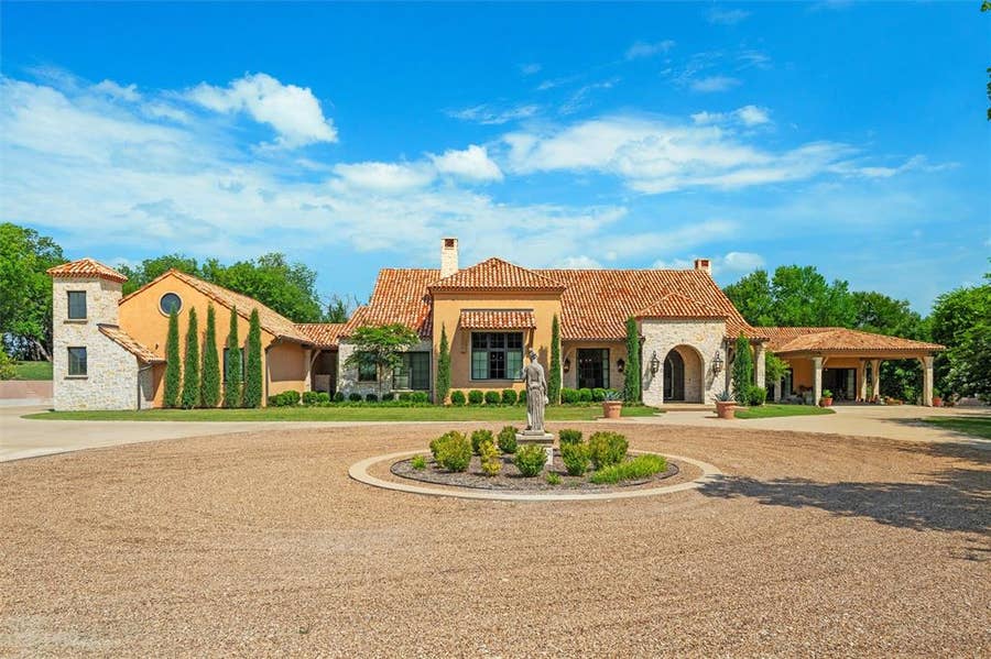 Property photo for 4111 Howard Road, Waxahachie, TX