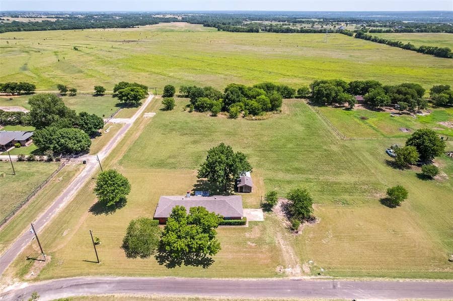 Property photo for 301 Vinyard Drive, Waxahachie, TX
