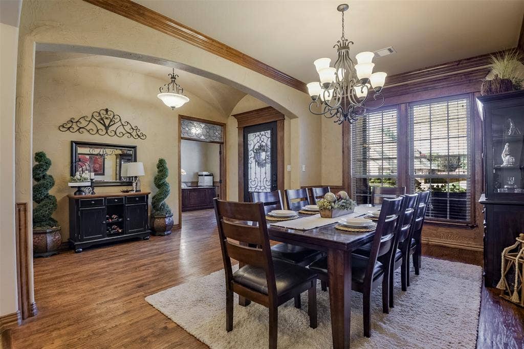 Oversized space for large dining table