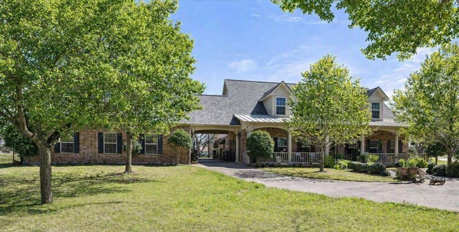 Property photo for 9001 Sawgrass Court, Granbury, TX