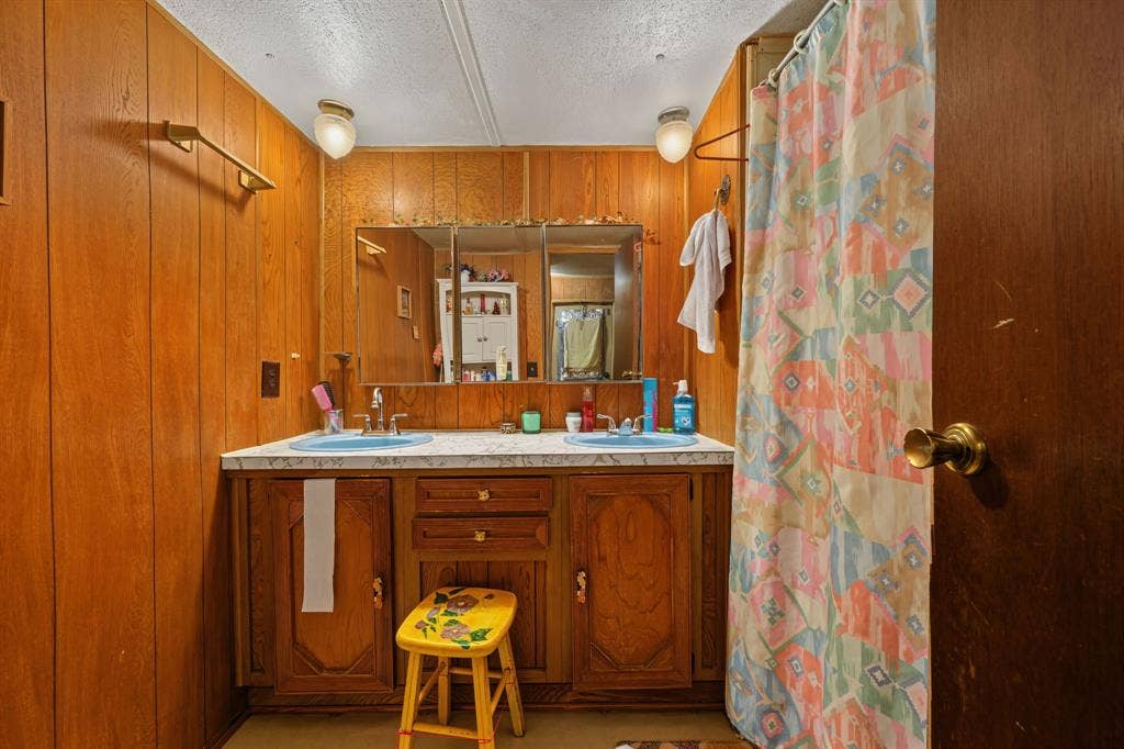 4316 Cottonwood Court, Granbury, TX 76049 4316 Cottonwood Court, Granbury, TX 76049
