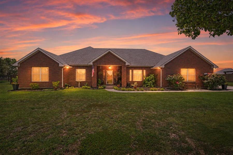 Property photo for 112 Springfield Lane, Red Oak, TX