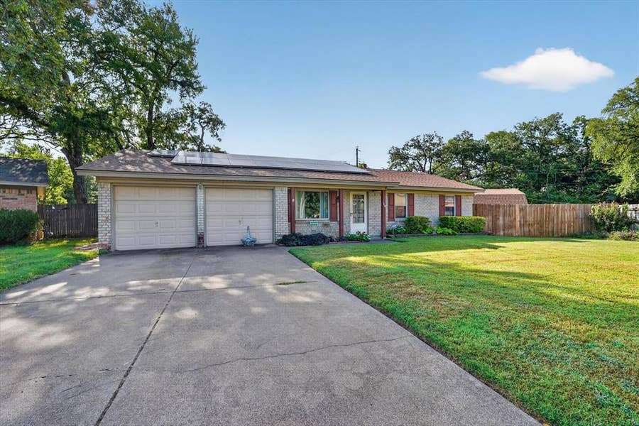 Property photo for 184 Oakhurst Drive, Bedford, TX