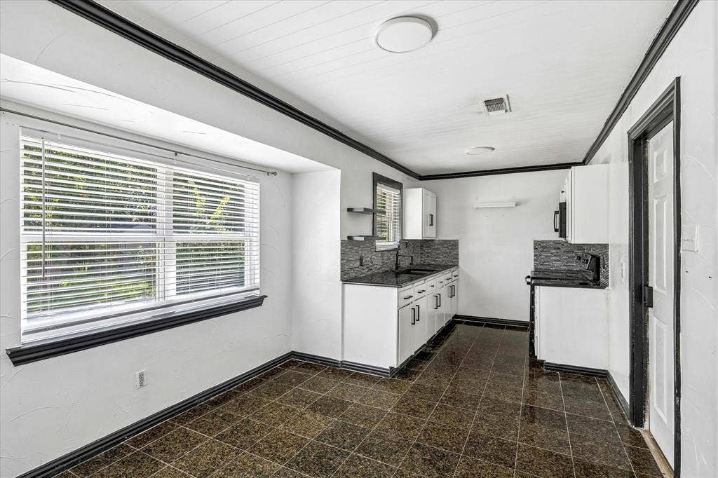 716 Heathcliff Drive, Everman, TX 76140 Sleek look