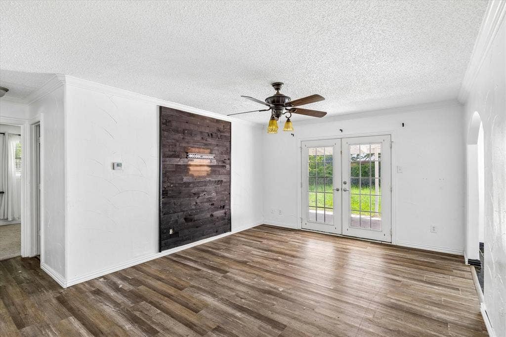 716 Heathcliff Drive, Everman, TX 76140 Wood accent wall