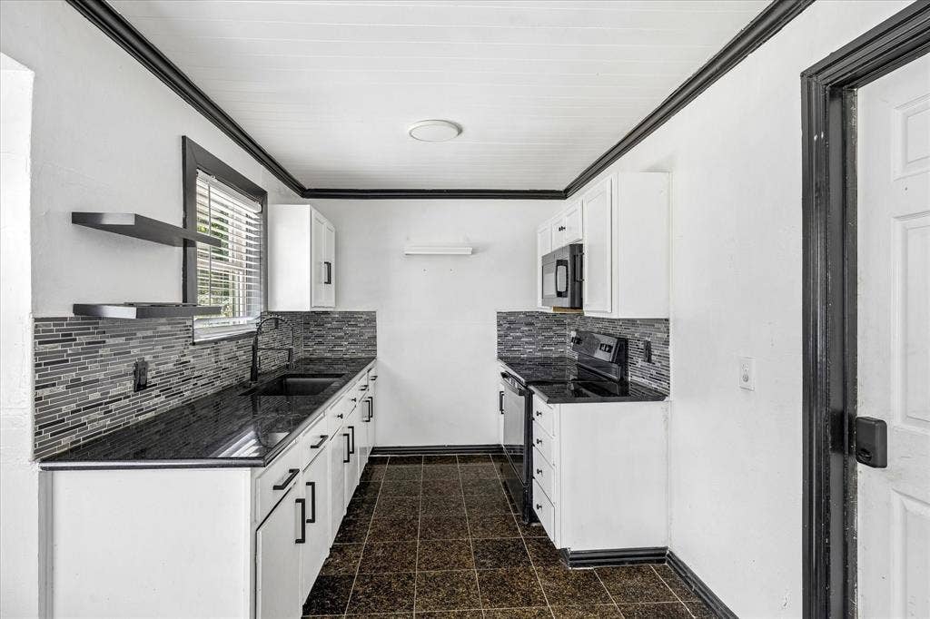 716 Heathcliff Drive, Everman, TX 76140 Granite counters