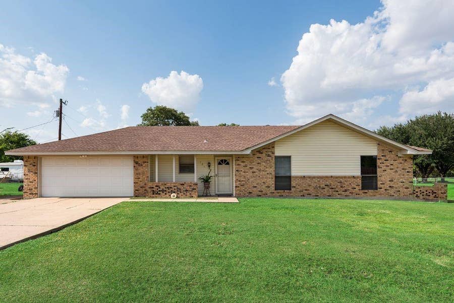 Property photo for 121 Tracy Drive, Waxahachie, TX