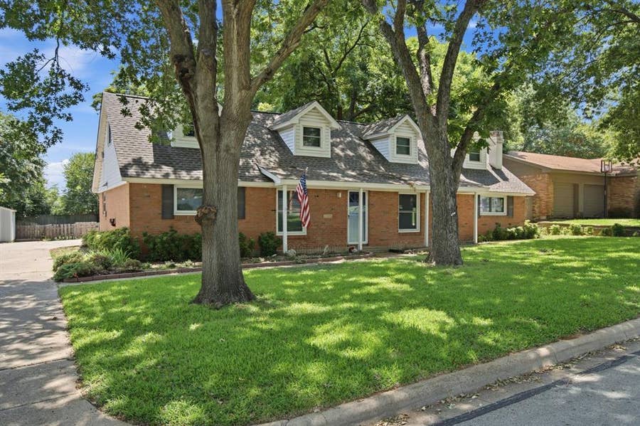 Property photo for 1301 Colonial Court, Arlington, TX