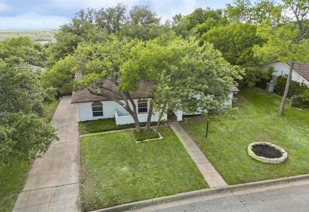 404 Green River Trail, Fort Worth, TX 76103 Single-story residence 404 Green River Trail, Fort Worth, TX 76103