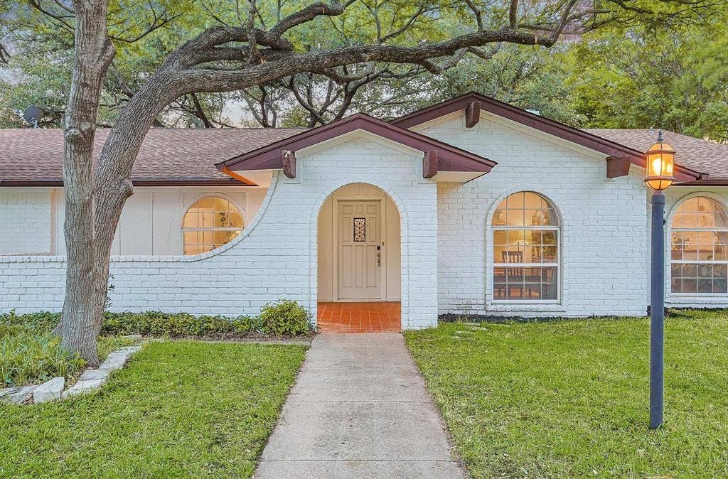 404 Green River Trail, Fort Worth, TX 76103 entryway, terracotta-style porch flooring, and a concrete walkway