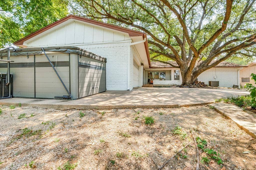 404 Green River Trail, Fort Worth, TX 76103 Hot Tub