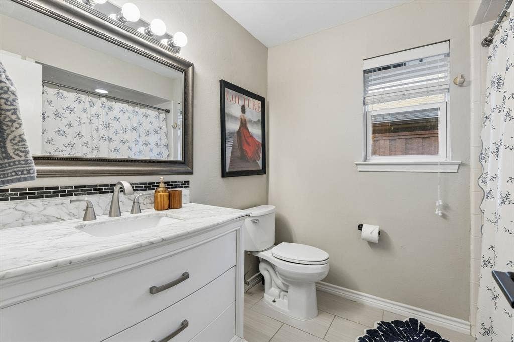6708 McCallum Boulevard, Dallas, TX 75252 Hall Bathroom