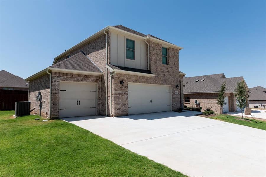 Property photo for 507 Reatta Drive, Justin, TX