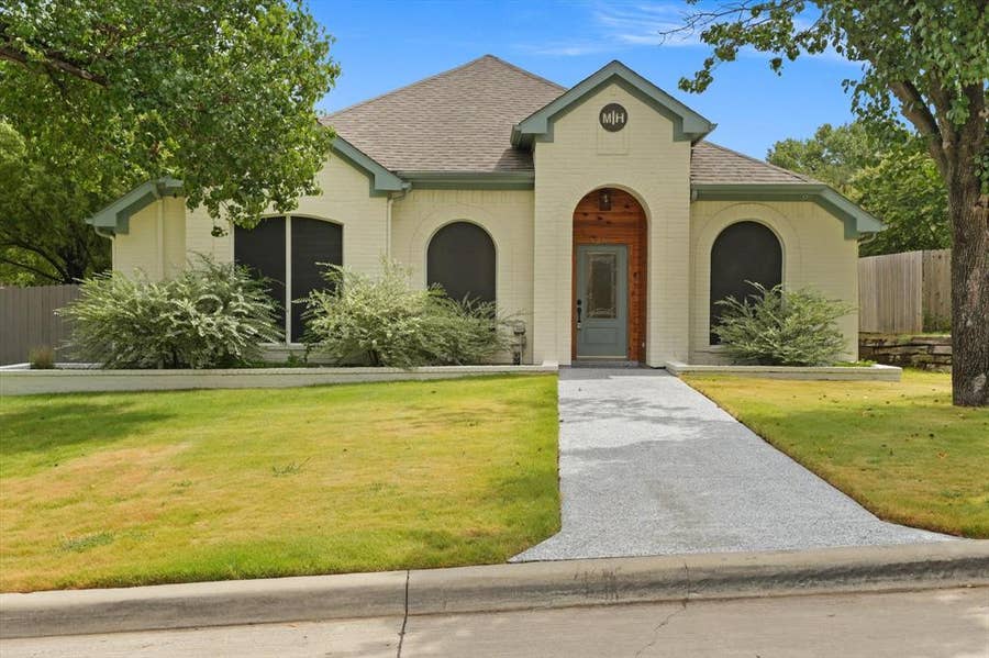 Property photo for 1216 Bold Forbes Drive, Grand Prairie, TX