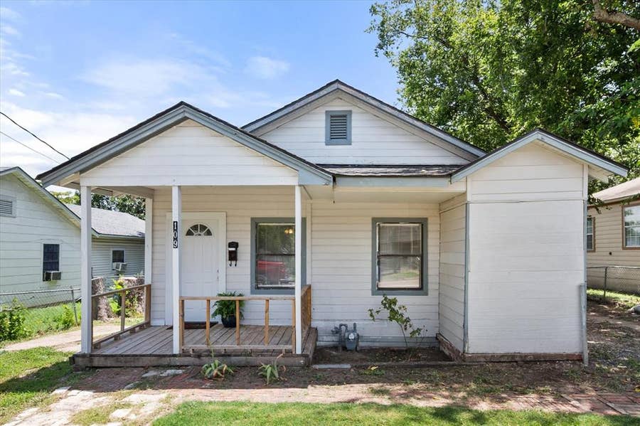 Property photo for 109 E Tyler Street, Ennis, TX
