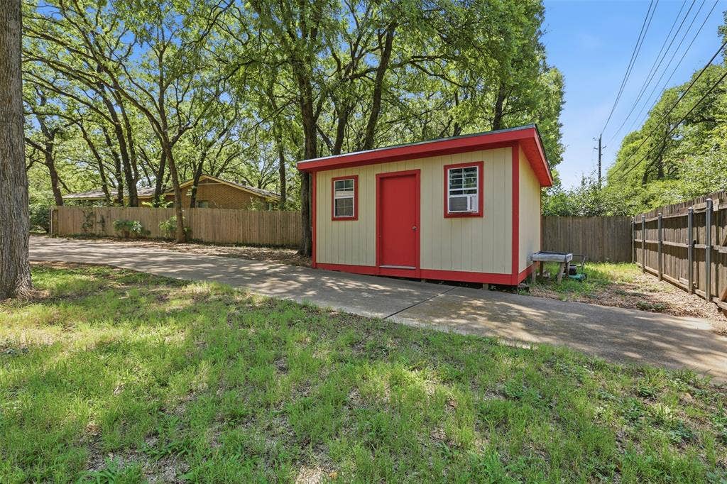 3702 Hastings Drive, Arlington, TX 76013 Shed with power & AC