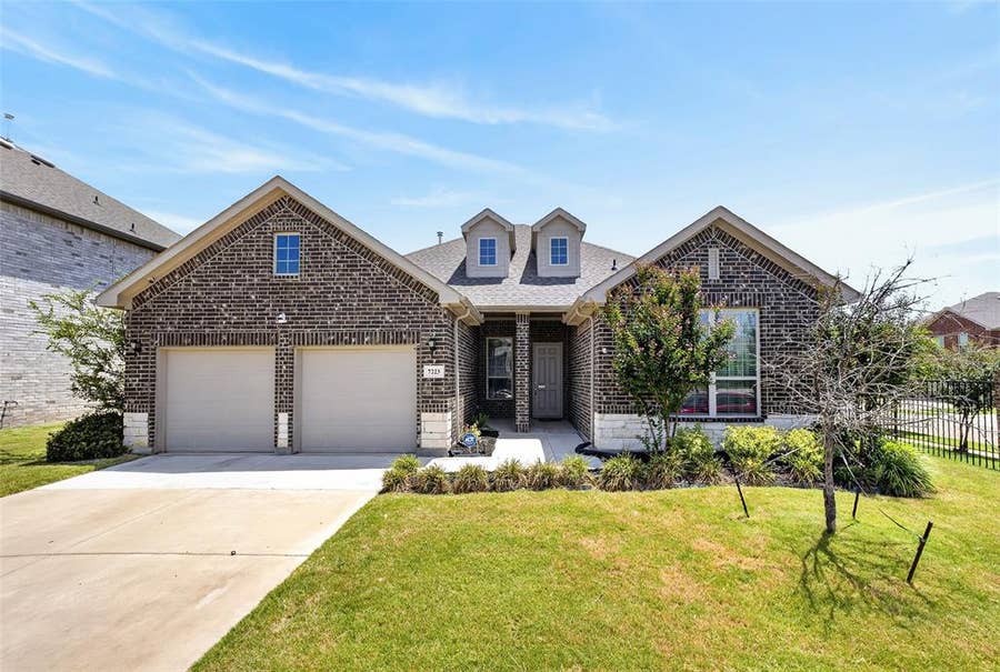Property photo for 7223 Fallen Crest Lane, Arlington, TX