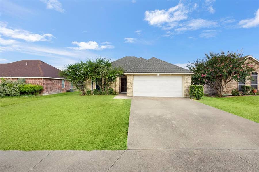 Property photo for 624 Jordan Lane, Waxahachie, TX
