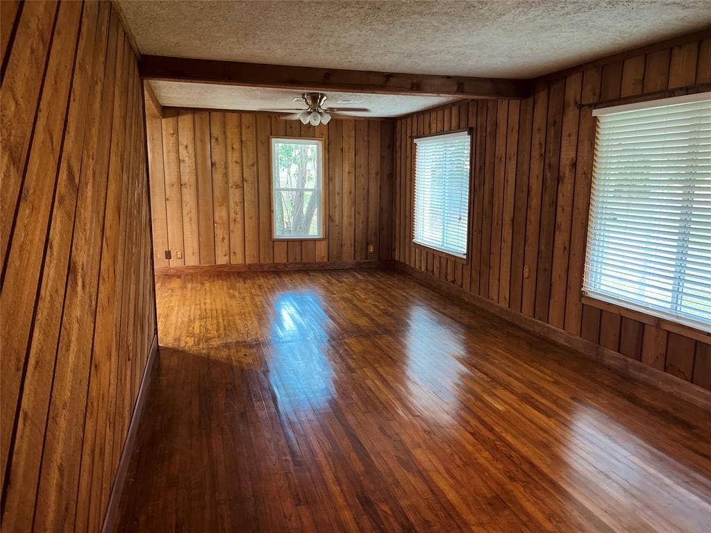 15180 Old China Spring Road, China Spring, TX 76633 living room