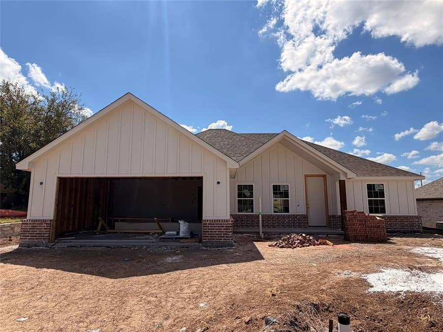 Property photo for 1305 Walters Drive, Granbury, TX