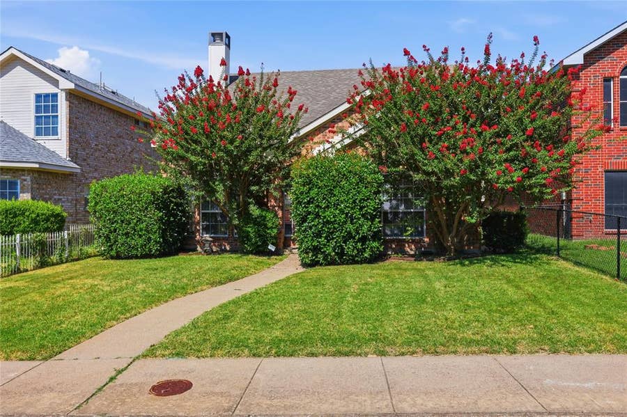 Property photo for 2843 Meadow Way Lane, Dallas, TX