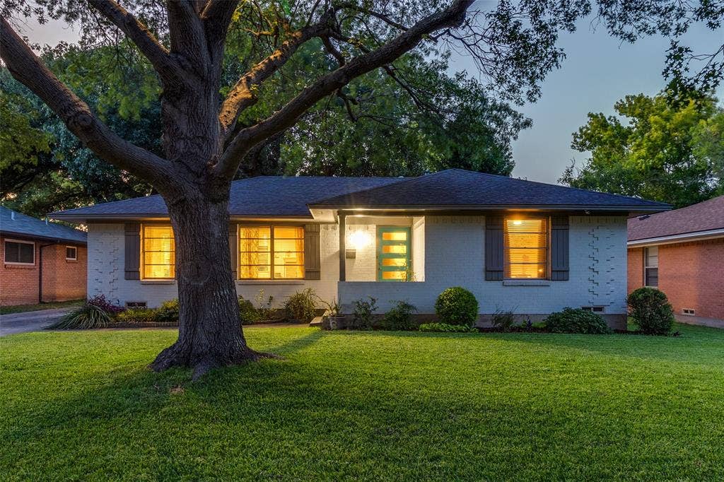 Centrally located premier L streets location.