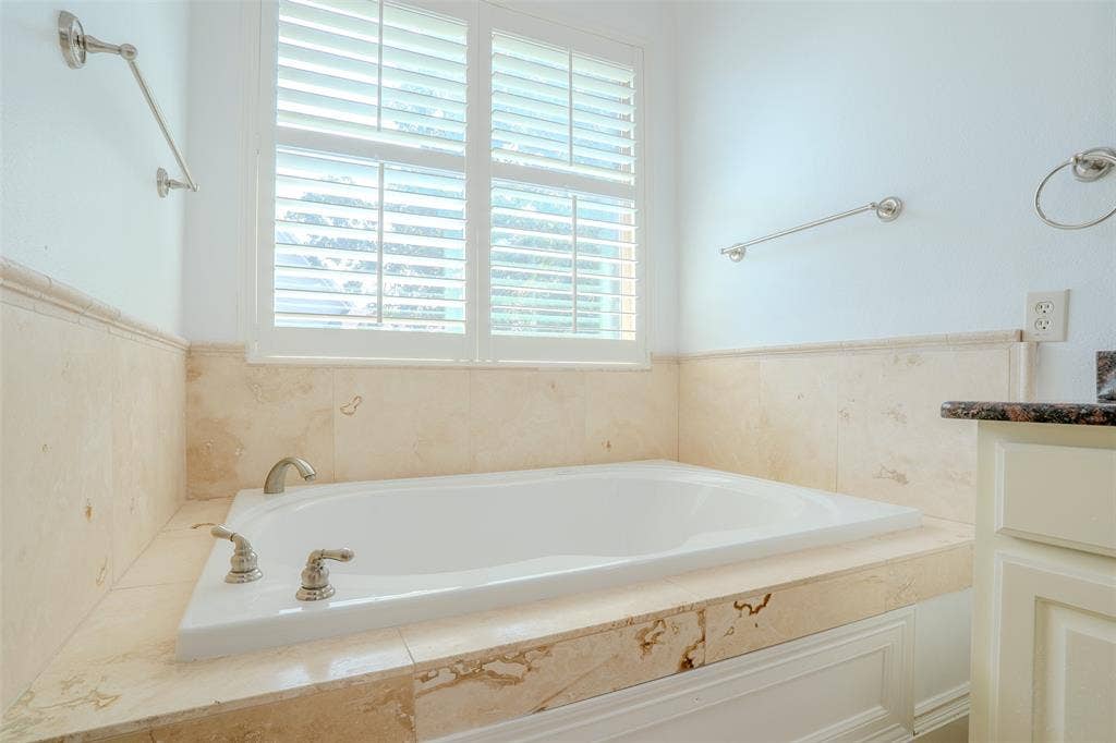 710 Corsica Court, Argyle, TX 76226 Jacuzzi tub
