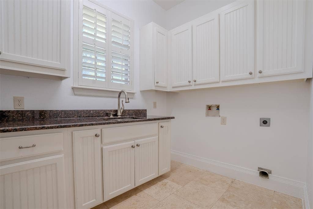 710 Corsica Court, Argyle, TX 76226 Large laundry room with sink