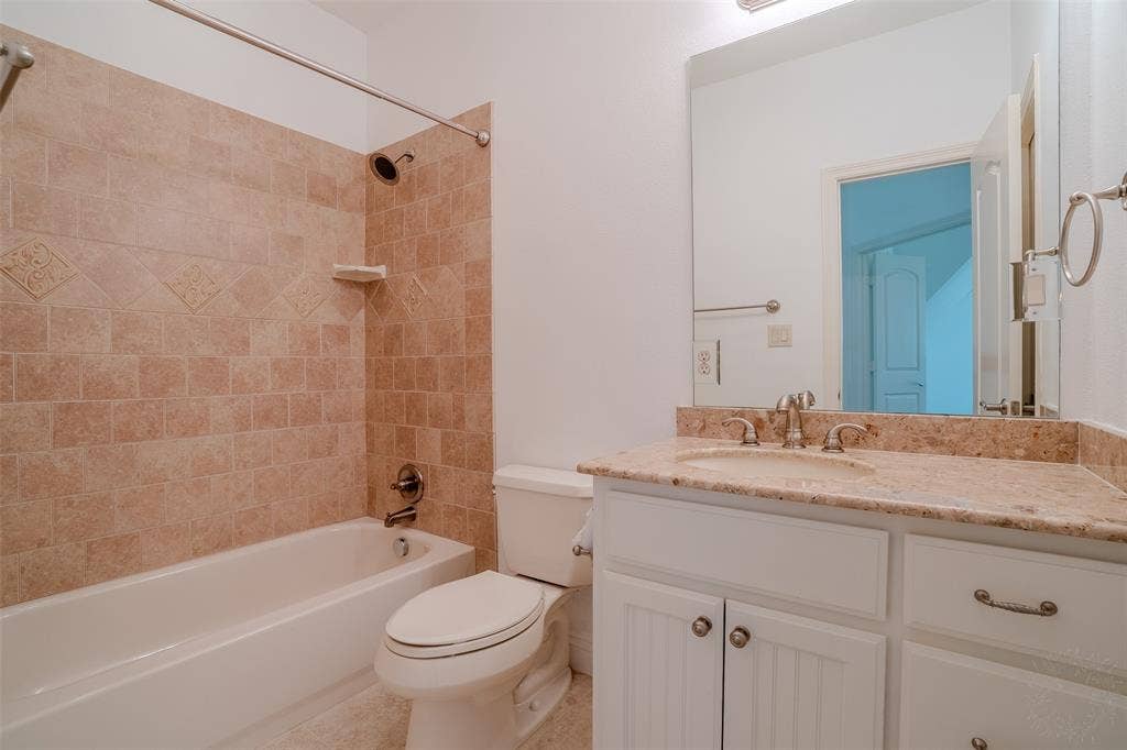 710 Corsica Court, Argyle, TX 76226 upstairs ensuite bath