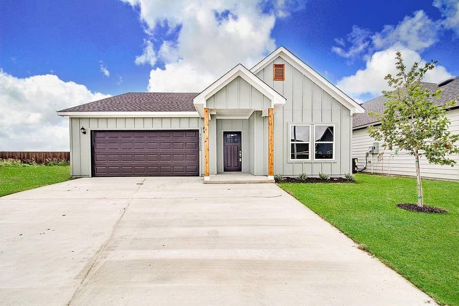Property photo for 10520 Ruffin Drive, Fort Worth, TX