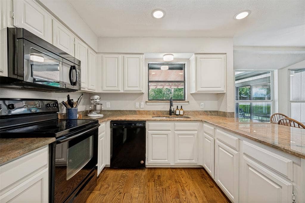 8420 Christie Drive, Frisco, TX 75033 Black appliances accent the modern kitchen cabinetry and contrast beautifully with the Granite countertops.