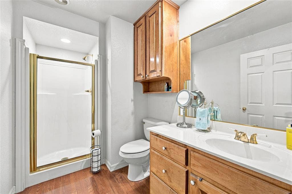 1682 County Road 4825, Athens, TX 75751 Hall Bathroom