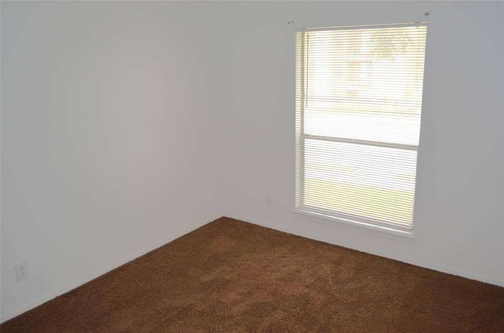 5500 Boca Raton Boulevard, #426, Fort Worth, TX 76112 Recessed window with horizontal blinds